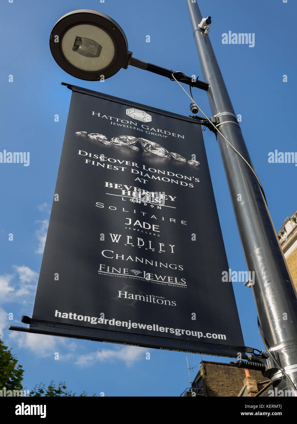 LONDON, Großbritannien - 25. AUGUST 2017: Werbebanner auf Hatton Garden, The Jewellery Quarter in London Stockfoto