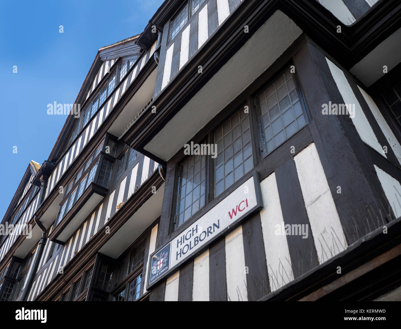 LONDON, Großbritannien - 25. AUGUST 2017: Straßenschild für High Holborn am Staple Inn-Gebäude in der City of London Stockfoto