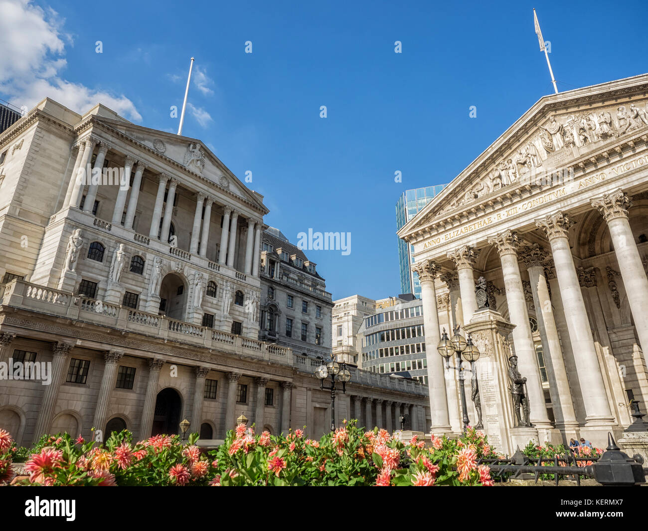 LONDON, Großbritannien - 25. AUGUST 2017: Weitwinkelaufnahme der Bank of England und des Royal Exchange Building in der City of London Stockfoto