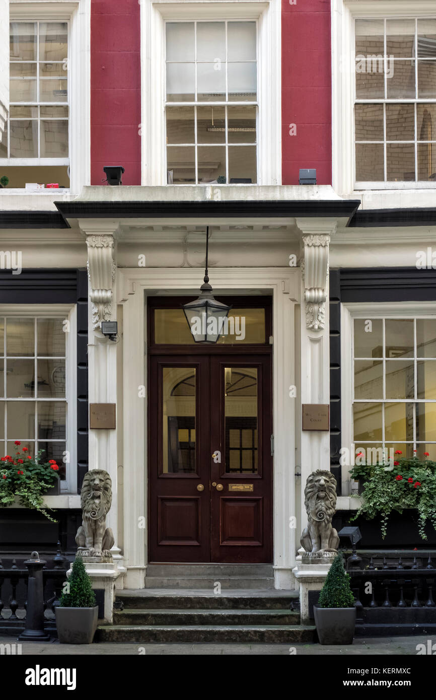LONDON, Großbritannien - 25. AUGUST 2017: Türöffnung im White Lion Court 2, ein kleiner Innenhof an der Leadenhall Street in der City of London. Stockfoto