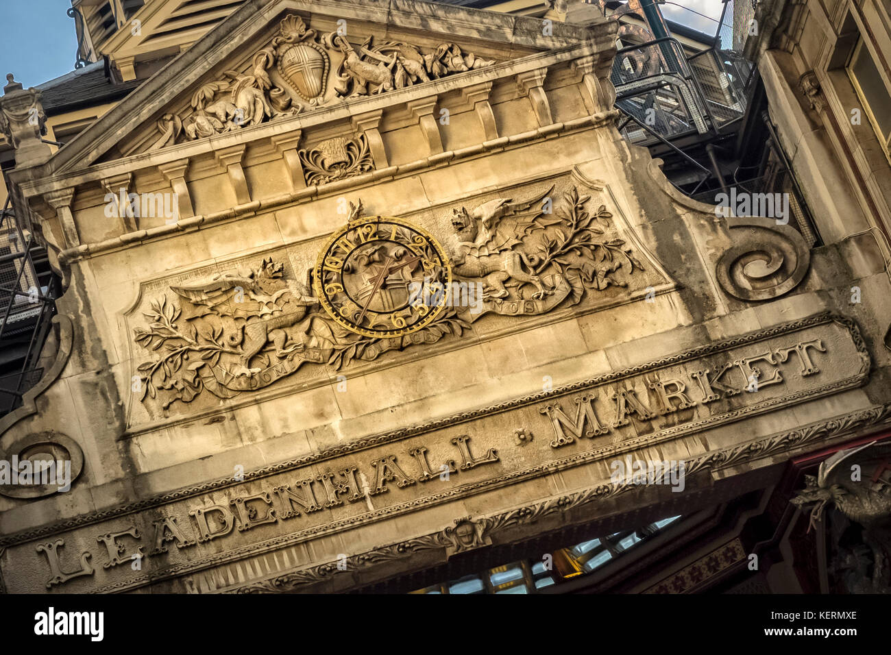 LONDON, Großbritannien - 25. AUGUST 2017: Geschnitztes Schild über dem Eingang zum Markt Stockfoto