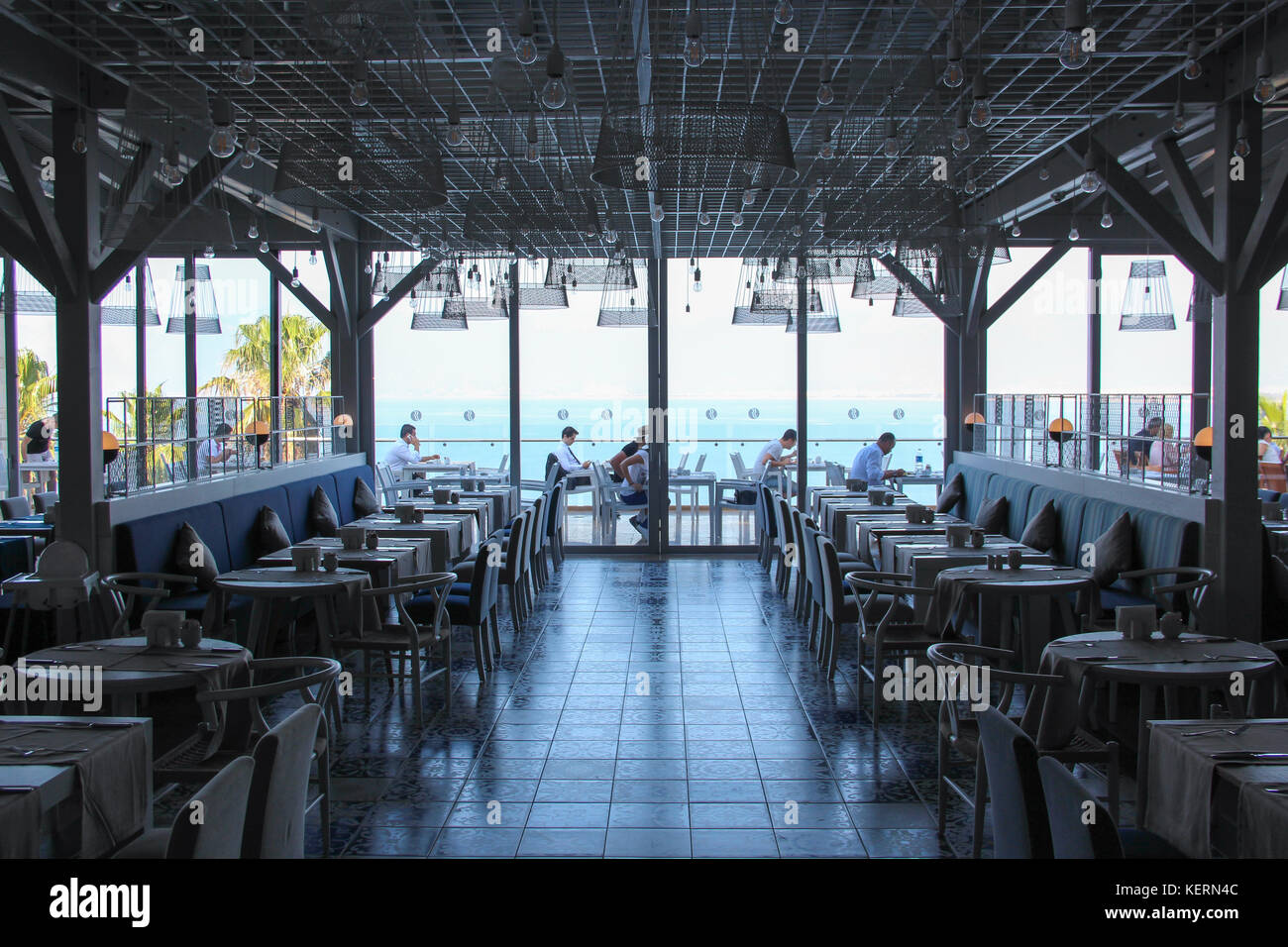 Das Restaurant im 5-Sterne Hotel Ramada Plaza, Morgen, leere Tabellen, Meerblick Stockfoto