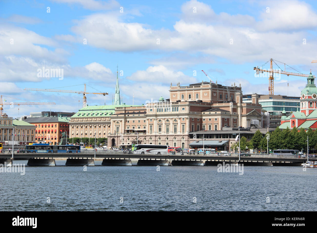 Blick auf das berühmte schwedische Royal Opera House (Kungliga Operan) ist die erste Bühne für Oper und Ballett. Das neoklassizistische Gebäude wurde von Axel A. entworfen Stockfoto