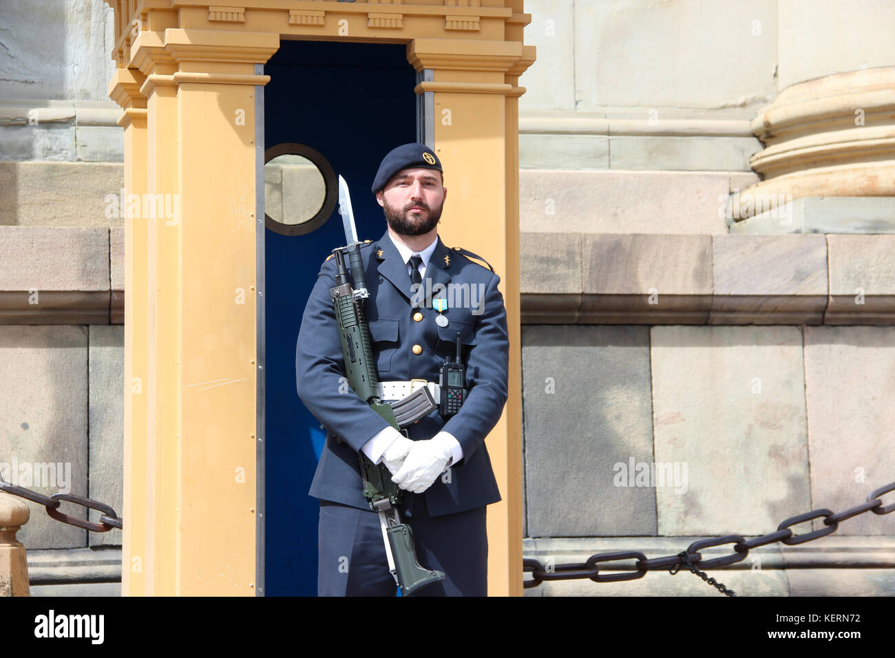 Die Königlich Schwedische Soldat - Scots Guards, mit einem schwarzen Bart in einem modernen Uniform mit einem Gewehr auf die Wache des königlichen Palastes in der Hauptstadt des Landes, Stockfoto