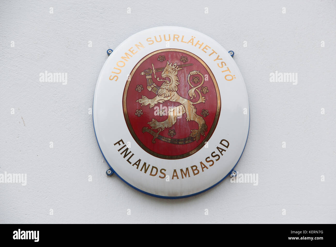 Der heraldische Zeichen close-up: ein weißes Metall oval mit einem roten Center c Emblem. goldenen Löwen mit einem Schwert in der Krone. finnische Botschaft in Schweden Stockfoto