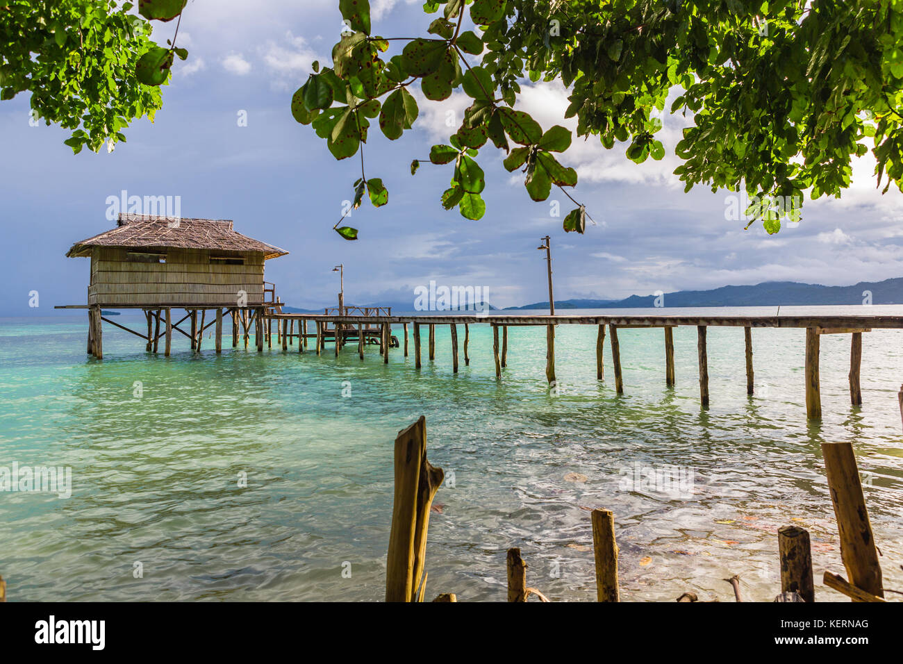 Bungalow auf dem Wasser in Waigeo Insel. Raja Ampat, West Papua, Indonesien. Stockfoto