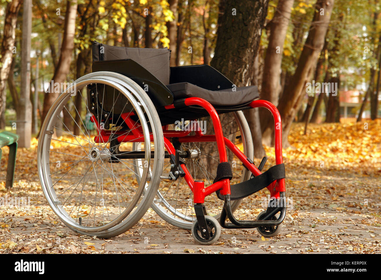 Leere aktiv Rollstuhl im Park im Herbst Zeit Stockfoto