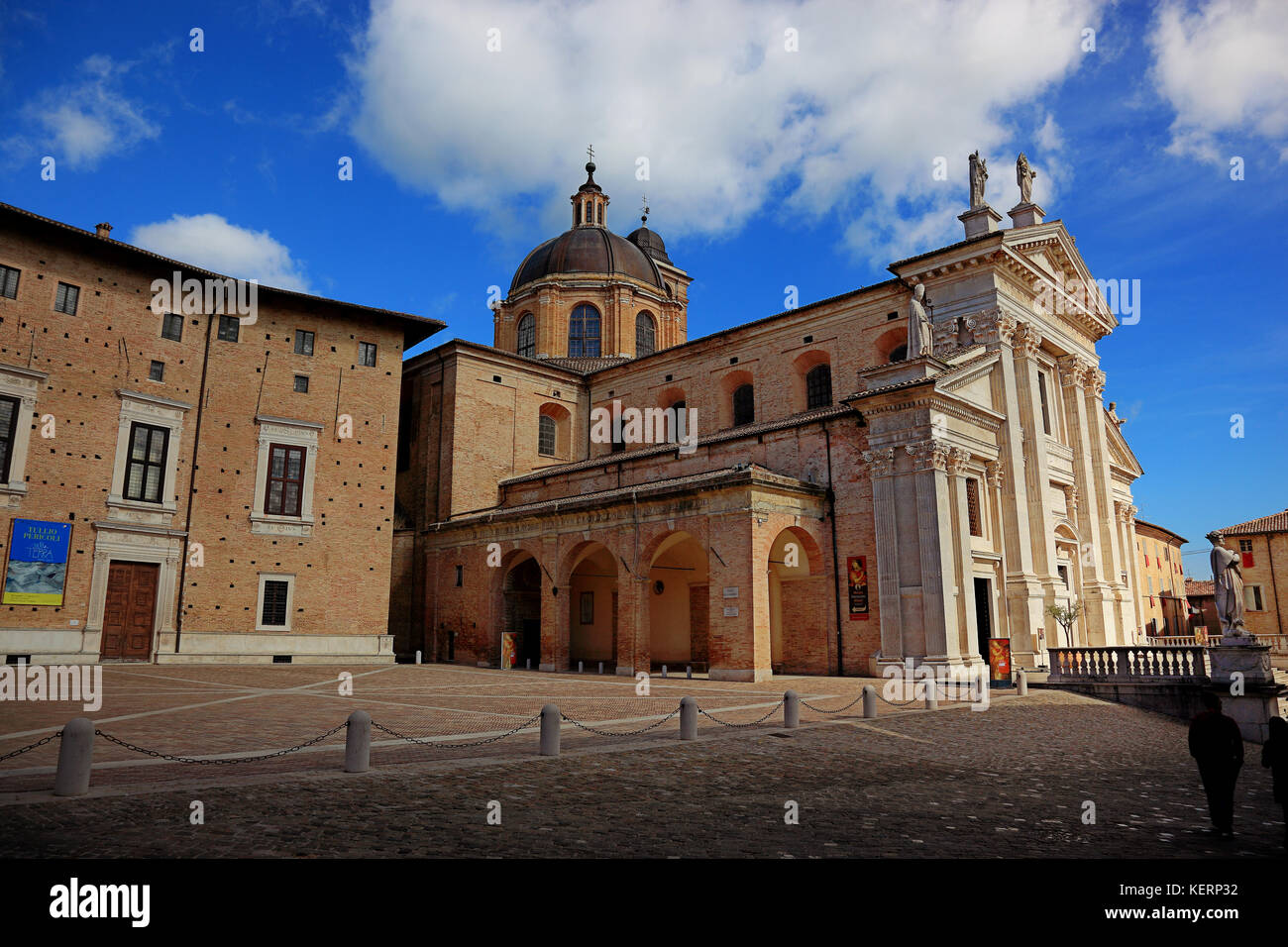 Blick auf den Dom, Duomo di Urbino, Kathedrale metropolitana di Santa Maria Assunta Duomo, Urbino, Marken, Italien Stockfoto