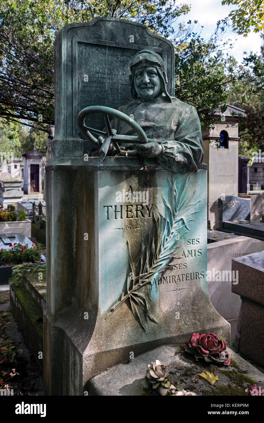 Das Grab von Léon Théry (1879-1909), französischer Rennfahrer, bei Pere Lachaise, Paris, Frankreich. Stockfoto