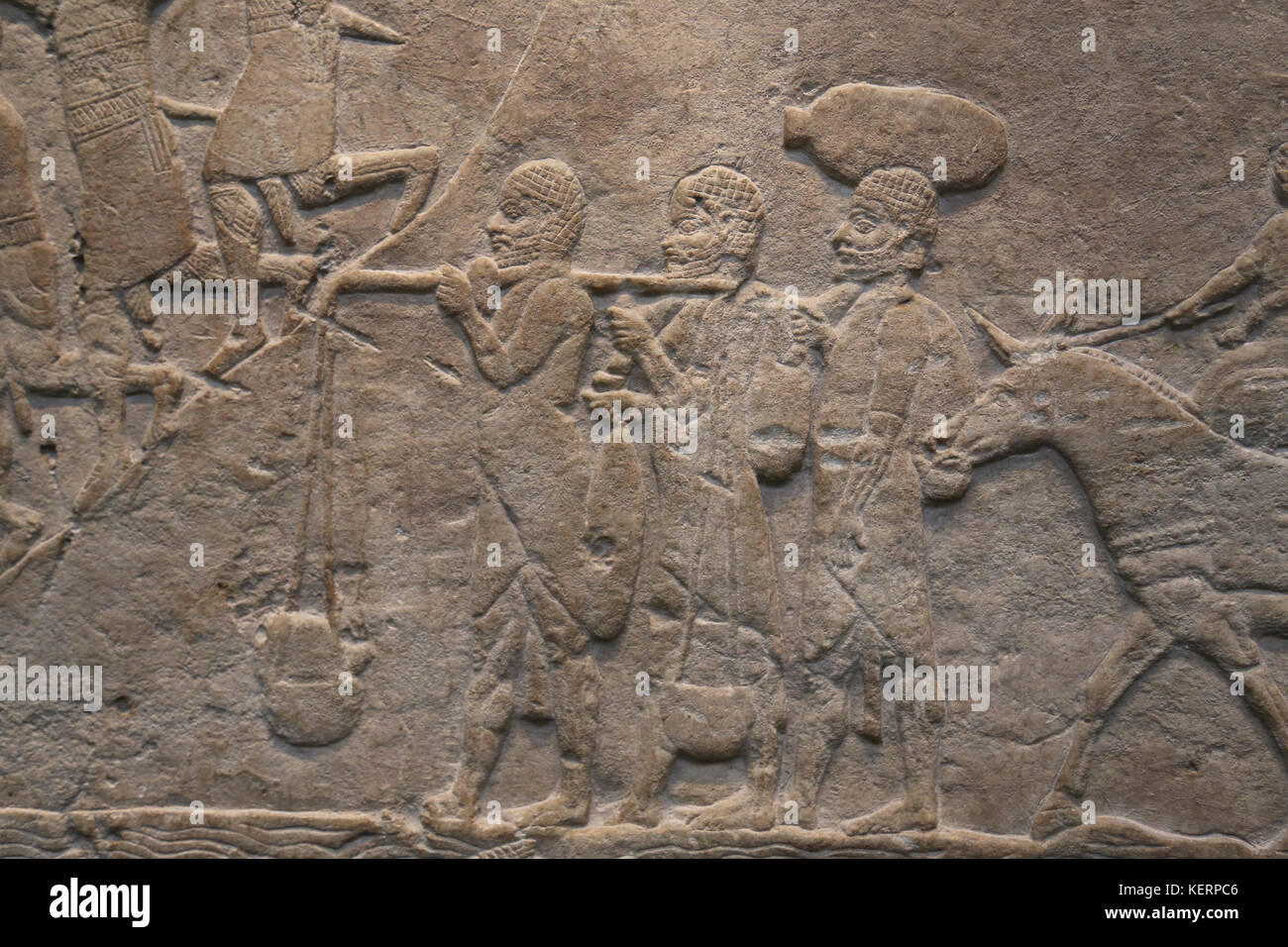 Assyrische Feldzüge in Ägypten. Assyrische Armee greift die Stadt Memphis an. 7. BCE. Palast. Ninive. Irak. British Museum. London. Stockfoto