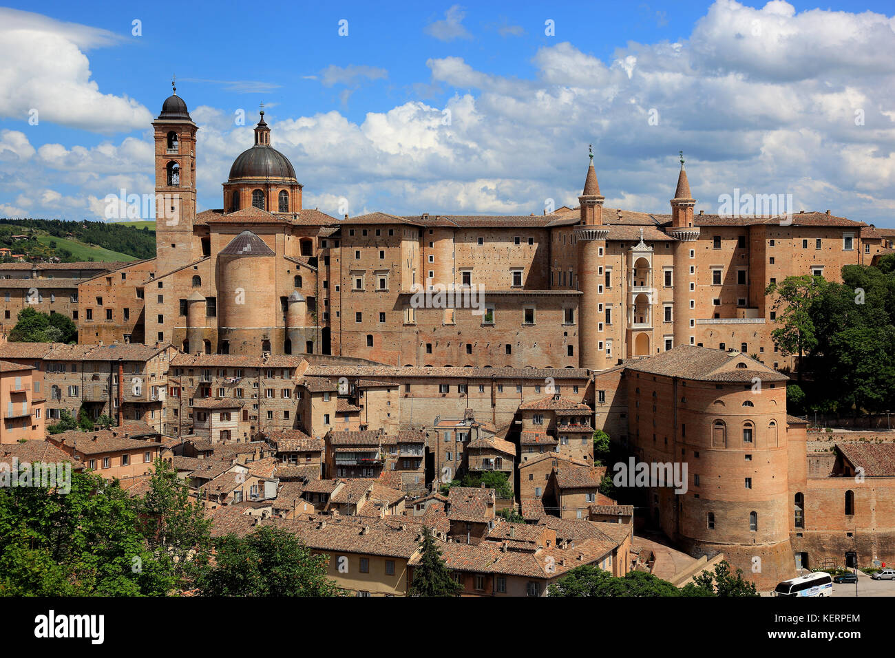 Blick auf Urbino, mit dem Palazzo Ducale, Palazzo Ducale und die Kathedrale, Marken, Italien Stockfoto