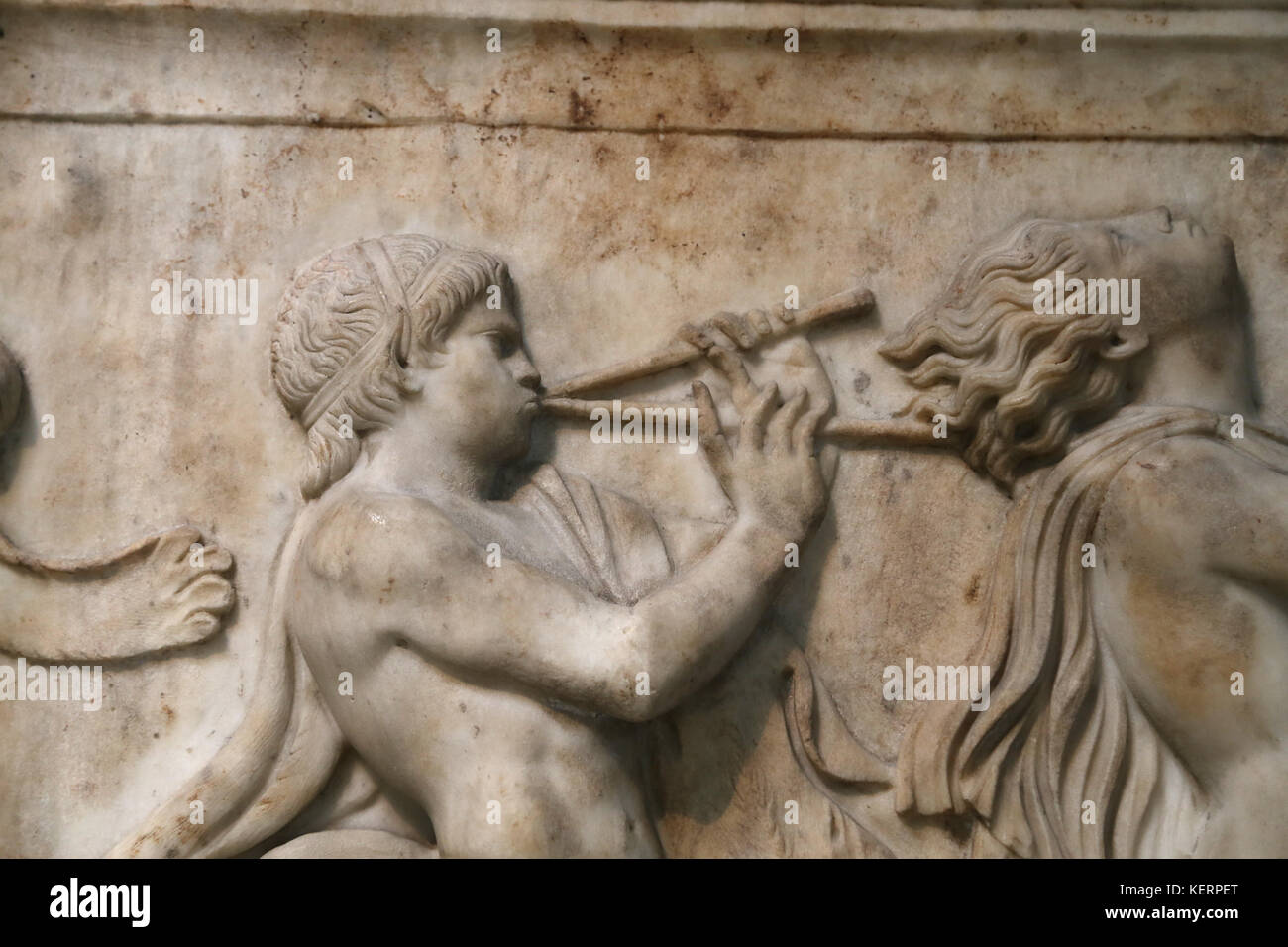 Maenad und Satyrn in einem dionysische Prozession. detail Satyr spielen. ad 100. quintiliana, Via Appia, Rom, Italien. british museum london. gbr. Stockfoto