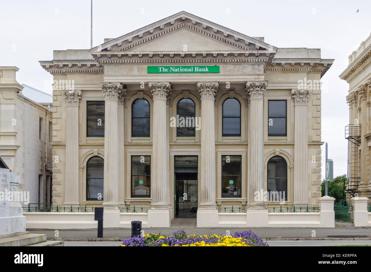 Die Nationalbank ist eine aus dem 19. Jahrhundert neo-klassischen Bank Gebäude, eine von mehreren Oamaru stone öffentliche und gewerbliche Gebäude in Thames Street - Oamaru Stockfoto