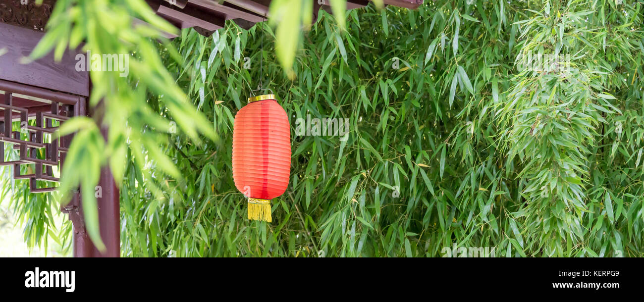 Panoramablick auf die chinesischen Hintergrund mit Bambus und eine traditionelle rote Laterne Stockfoto