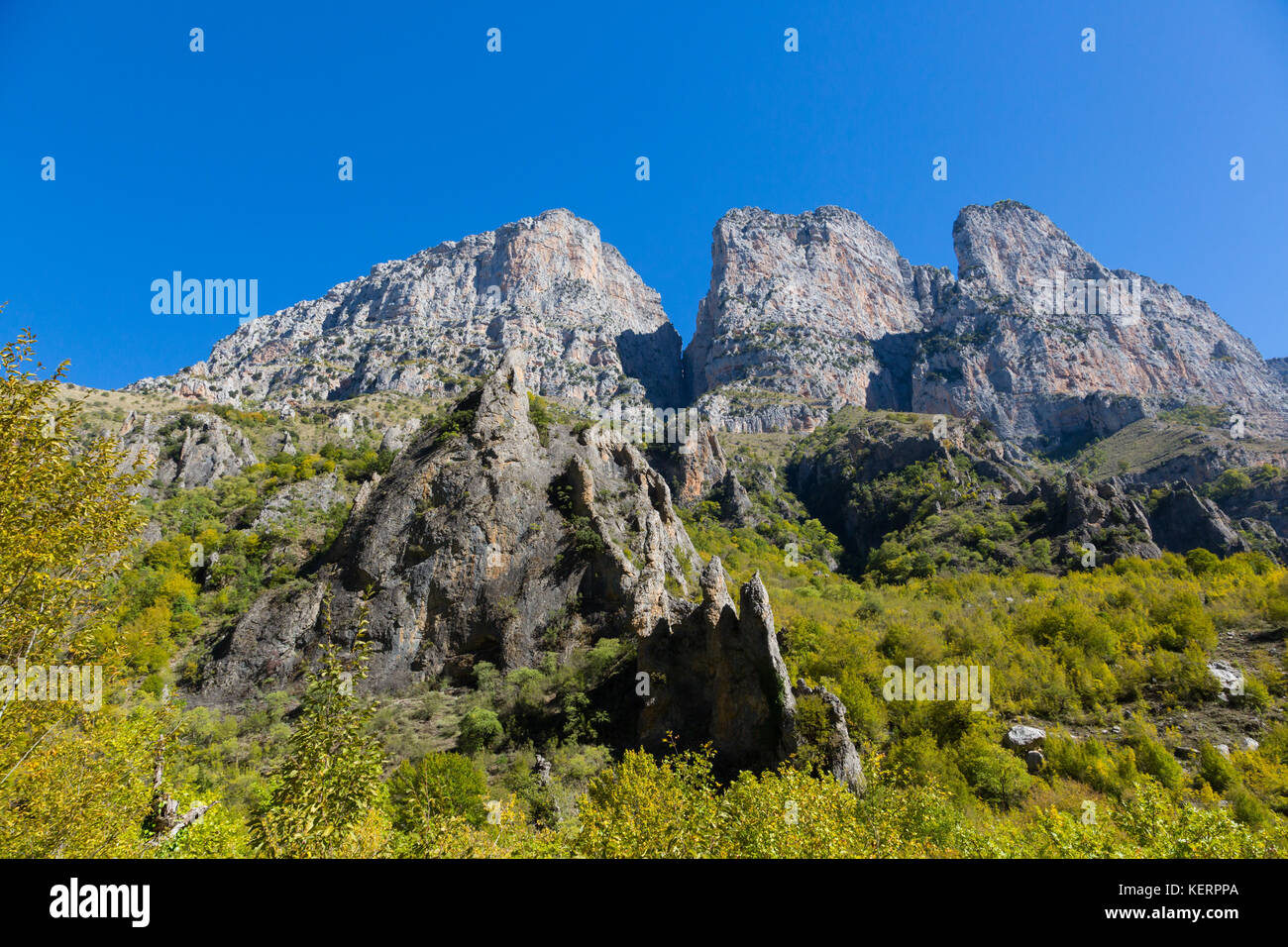 Berge und Bäume von Vikos Schlucht in Griechenland im Herbst Farben Stockfoto