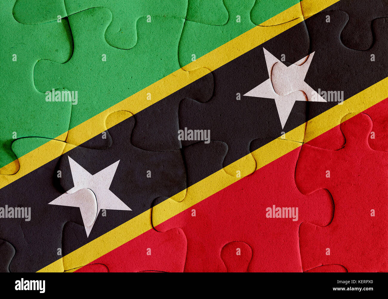Abbildung einer Flagge von Saint Christopher und Nevis über einige Puzzleteile. Sein ein jpg-bild. Stockfoto