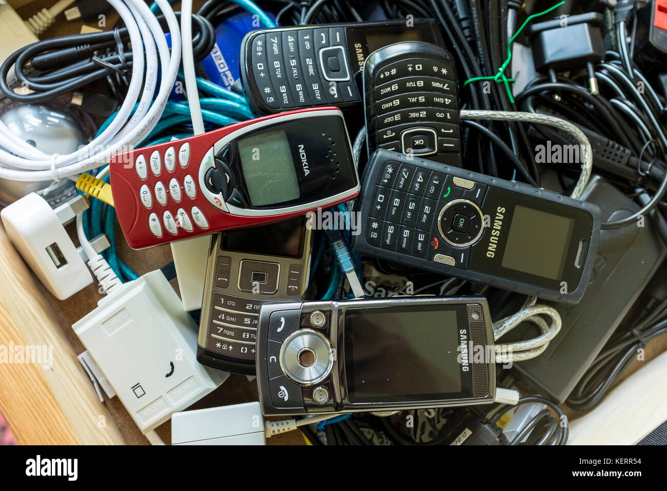 Drawerful stillgelegter Mobiltelefone, die alte Technologie verwenden Stockfoto