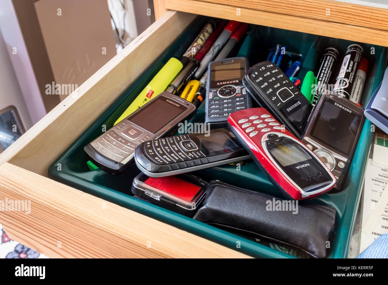 Drawerful stillgelegter Mobiltelefone, die alte Technologie verwenden Stockfoto