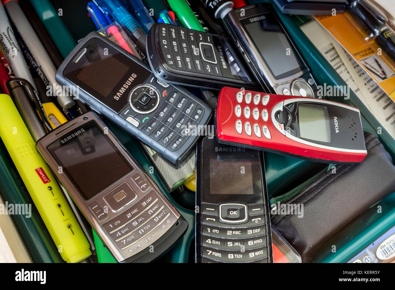 Drawerful stillgelegter Mobiltelefone, die alte Technologie verwenden Stockfoto