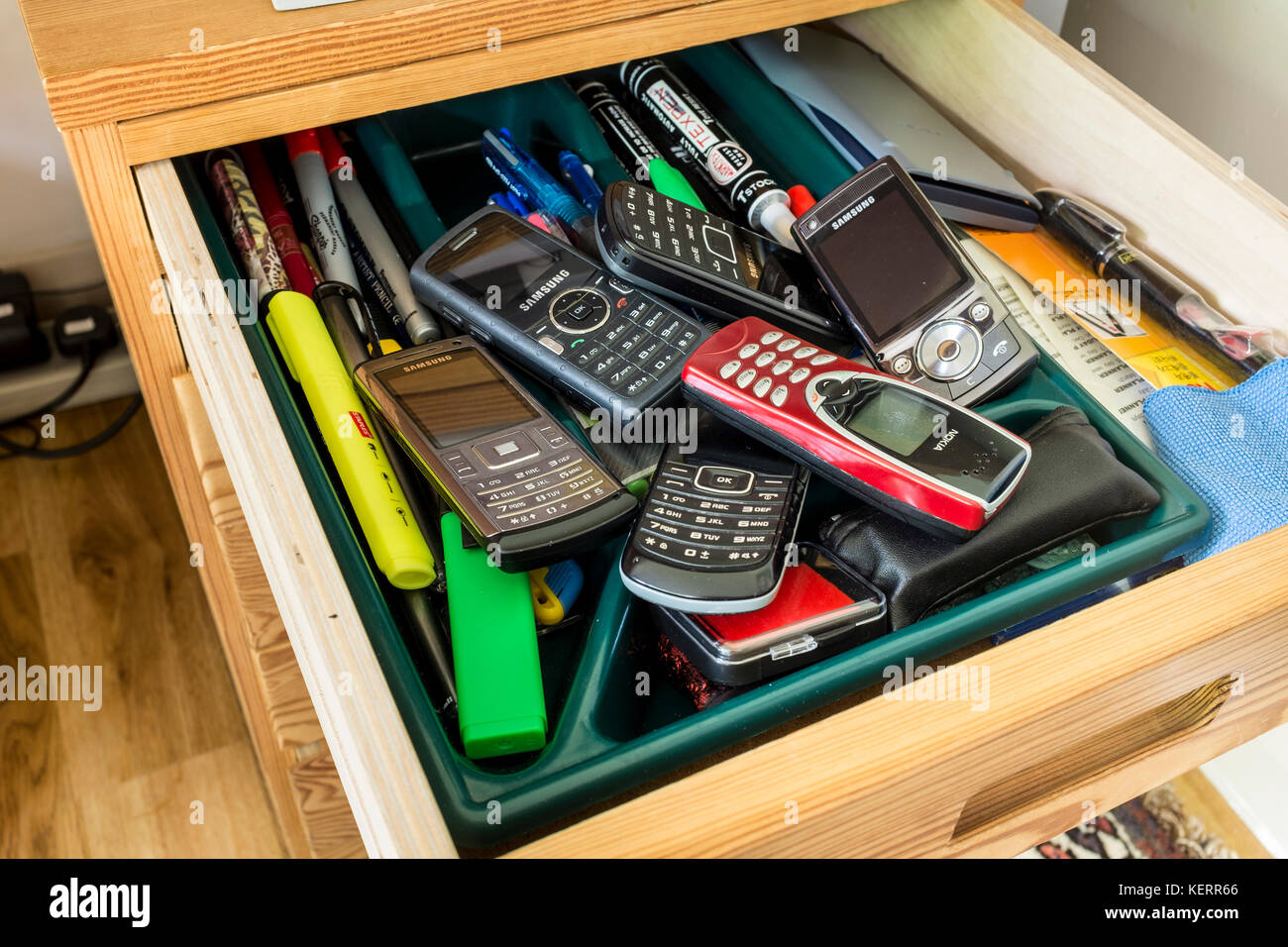 Drawerful stillgelegter Mobiltelefone, die alte Technologie verwenden Stockfoto