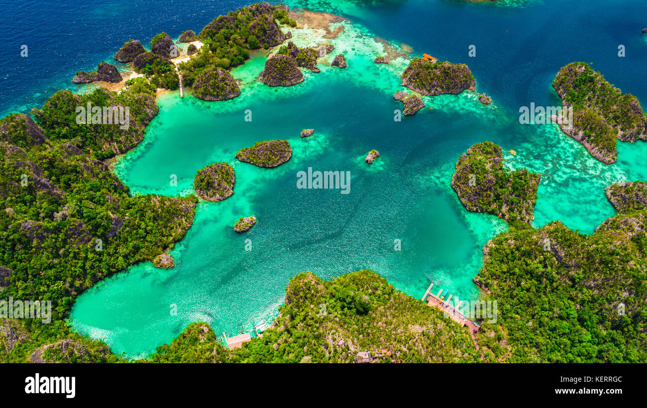 Pianemo Inseln, die blaue Lagune mit grünen Felsen, Raja Ampat, West Papua, Indonesien. Stockfoto