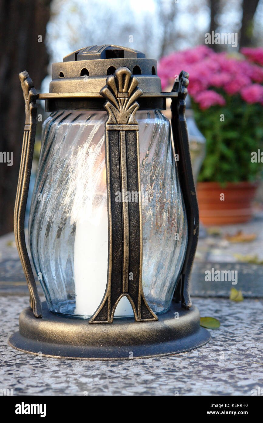Glas votiv Kerze auf Marmor Grabstein Stockfoto