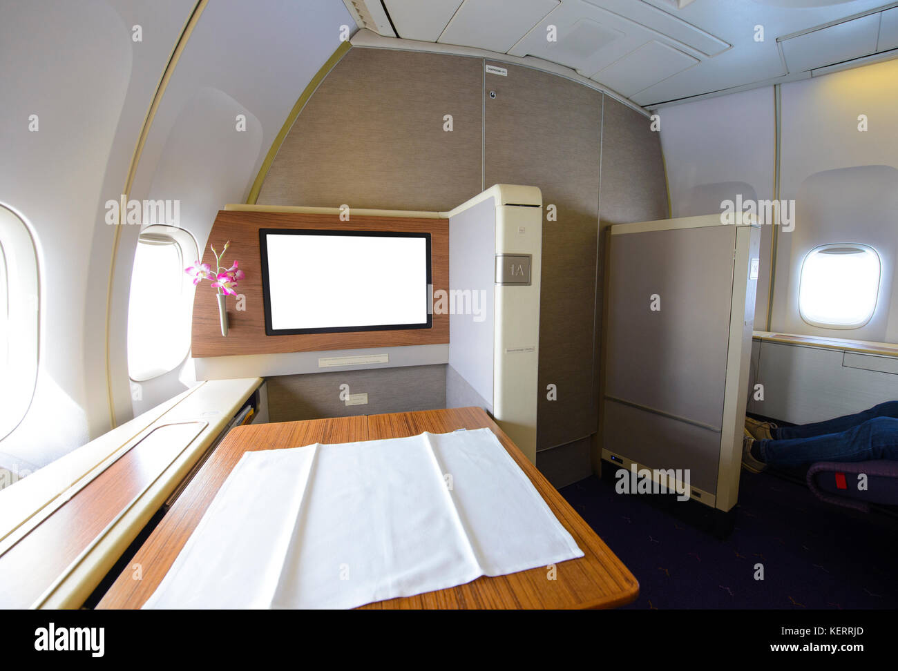 First class kabine mit großen Tisch und leerer Bildschirm Stockfoto