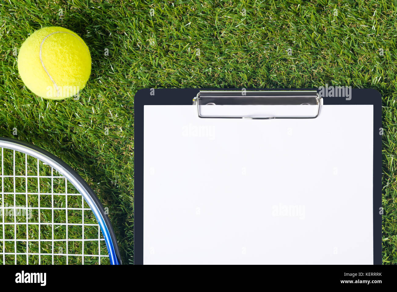 Auf einer grünen Wiese Tablet und Sachen für grosse Tennis Stockfoto