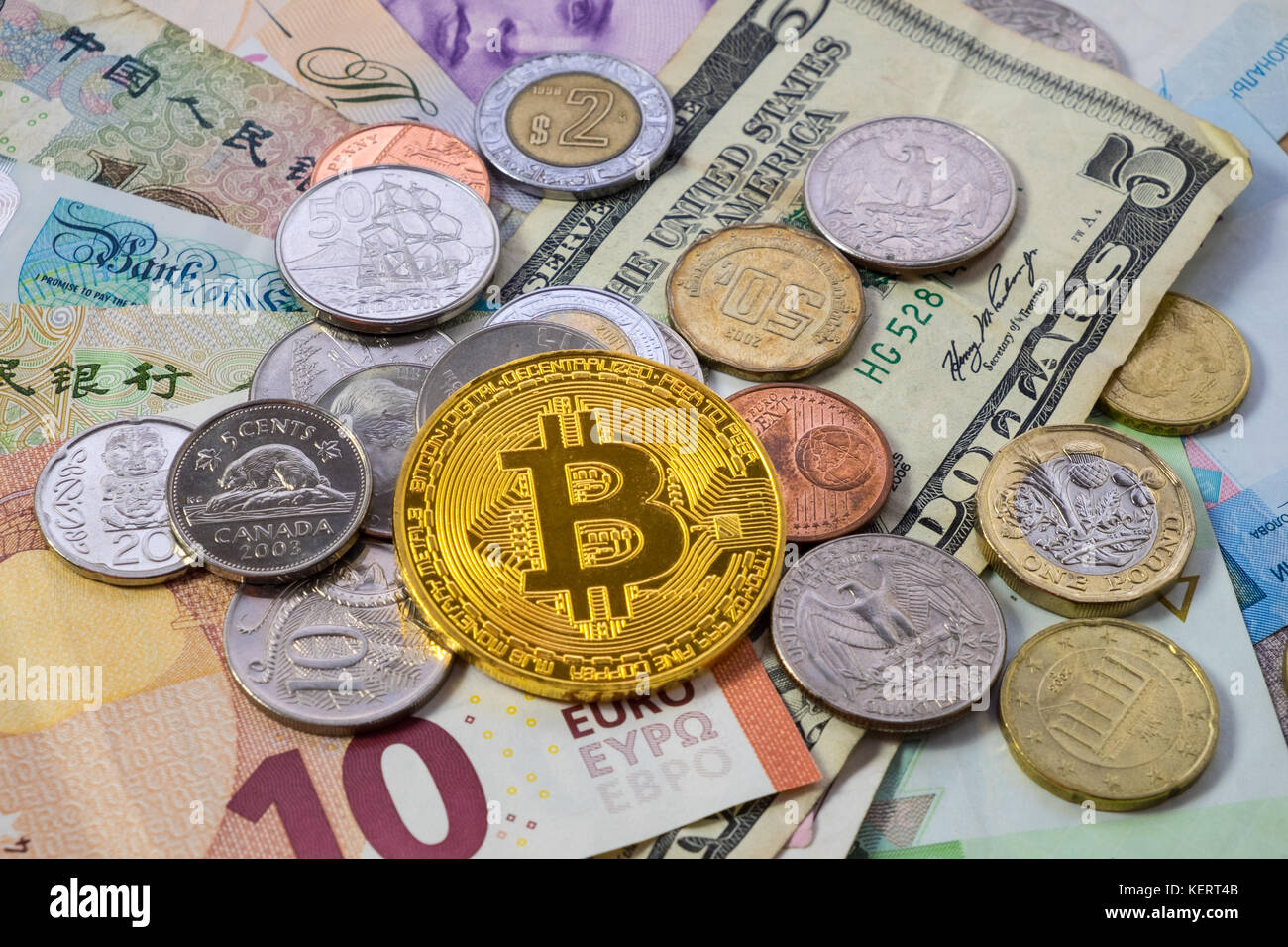 Bitcoin mit Währungen der Welt, darunter chinesische yuan, Dollar, Euro, Pfund Stockfoto