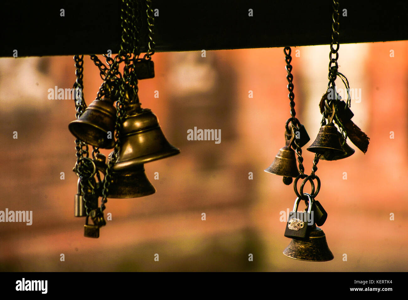 Bell mit Kette und Schloss Stockfoto