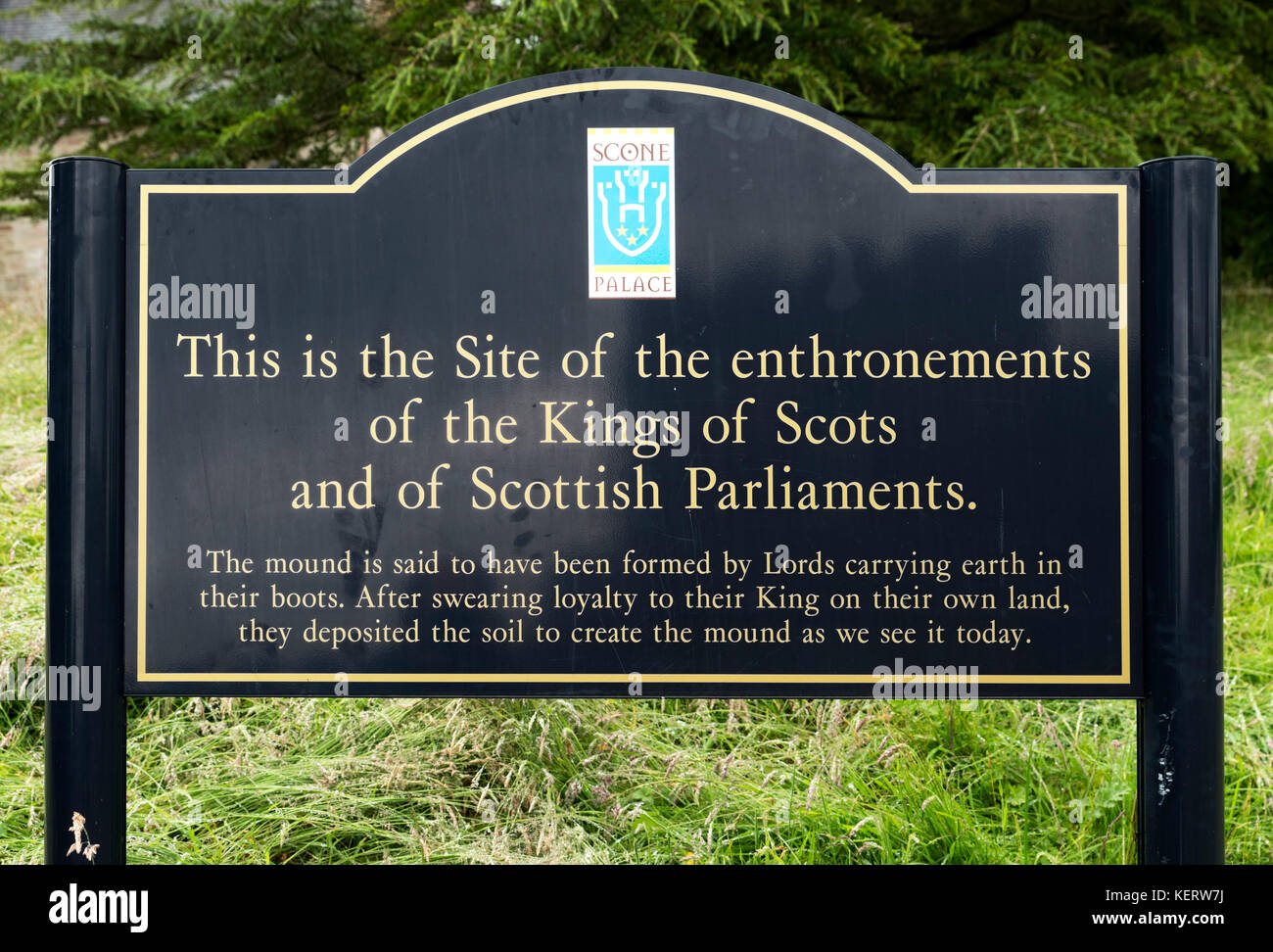 Anmelden, indem der Stein von Scone auf Moot Hill, Scone Palace, Perth, Schottland, UK Stockfoto