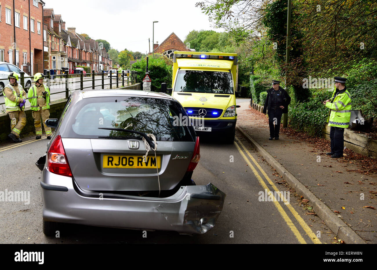 Rettungsdienste (Krankenwagen, Feuerwehr und Polizei) am Unfallort im Straßenverkehr, Haslemere, Surrey, Großbritannien. Samstag, 30. September 2017. Stockfoto