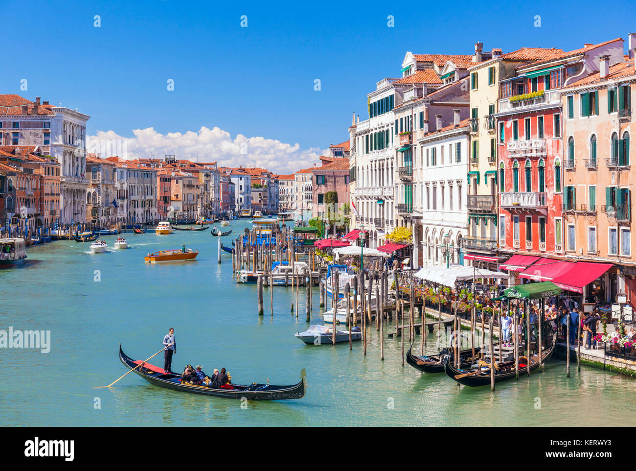 Venedig Italien Venedig Gondoliere Rudern eine Gondel voll von Touristen auf eine Gondelfahrt auf dem Canal Grande Venedig Italien eu Europa Stockfoto