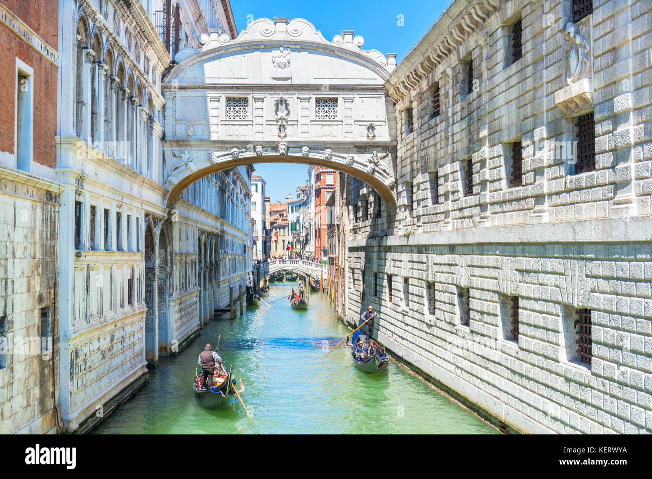 Venedig Italien Venedig Gondoliere mit Touristen in einer Gondel unter der Seufzerbrücke Ponte dei Sospiri auf dem Rio di Palazzo Venedig Italien Europa Stockfoto