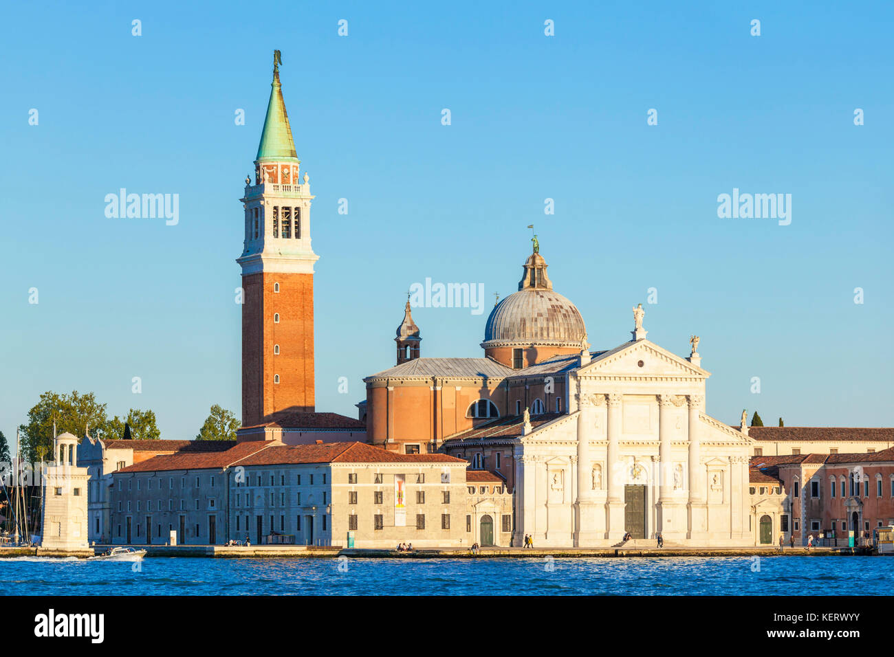 Venedig Italien Venedig der Campanile der Kirche von San Giorgio Maggiore Insel San Giorgio Maggiore Lagune von Venedig Italien Stockfoto