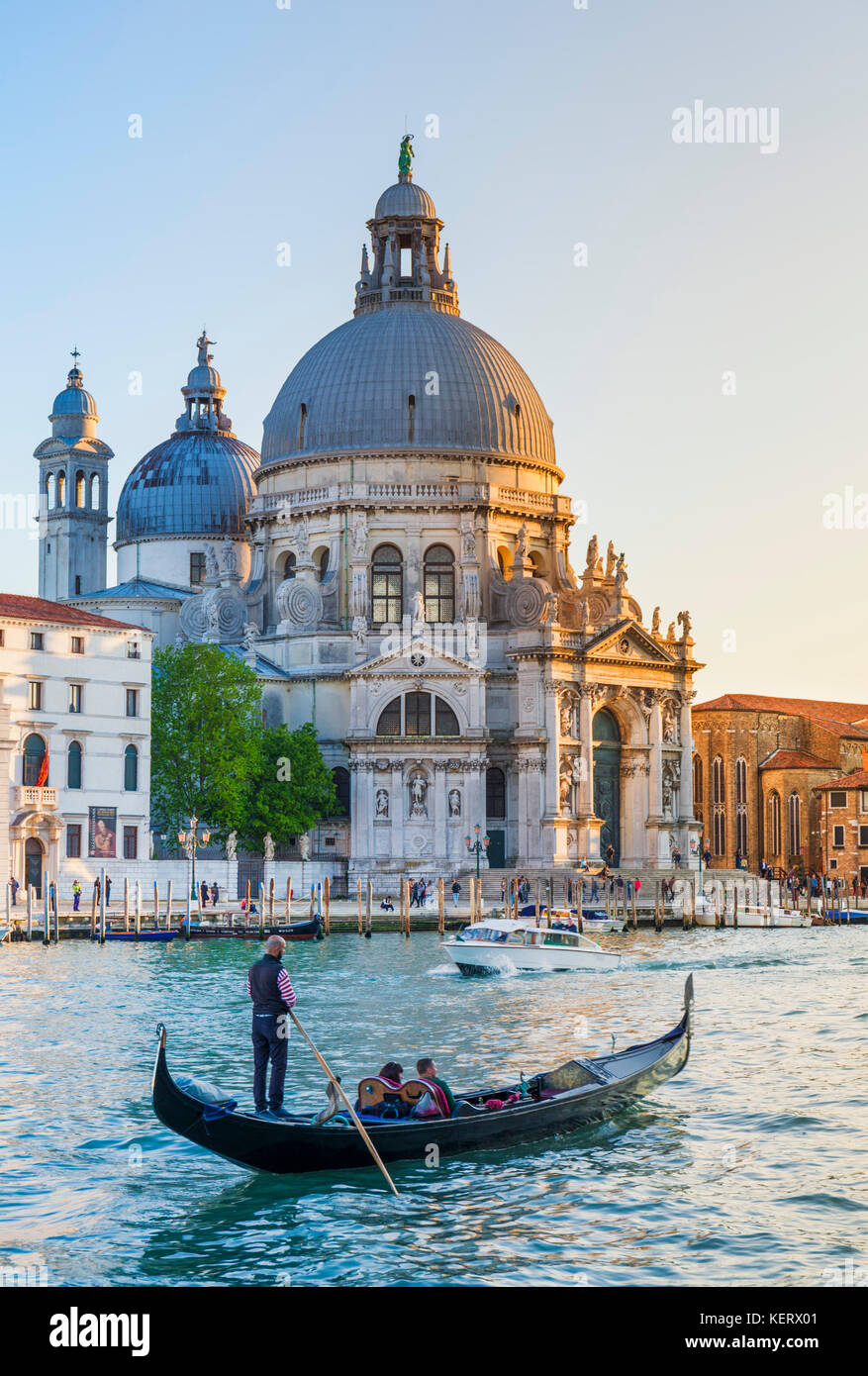 Venedig Italien Venedig Gondoliere mit Touristen in der Gondel Venedig Italien in der Nähe der Basilica di Santa Maria della Salute Canal Grande Venedig Italien EU Europa Stockfoto