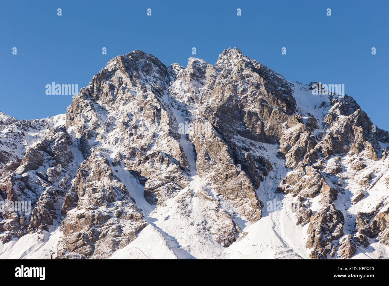 Schöne schneebedeckte Gipfel der Berge Stockfoto