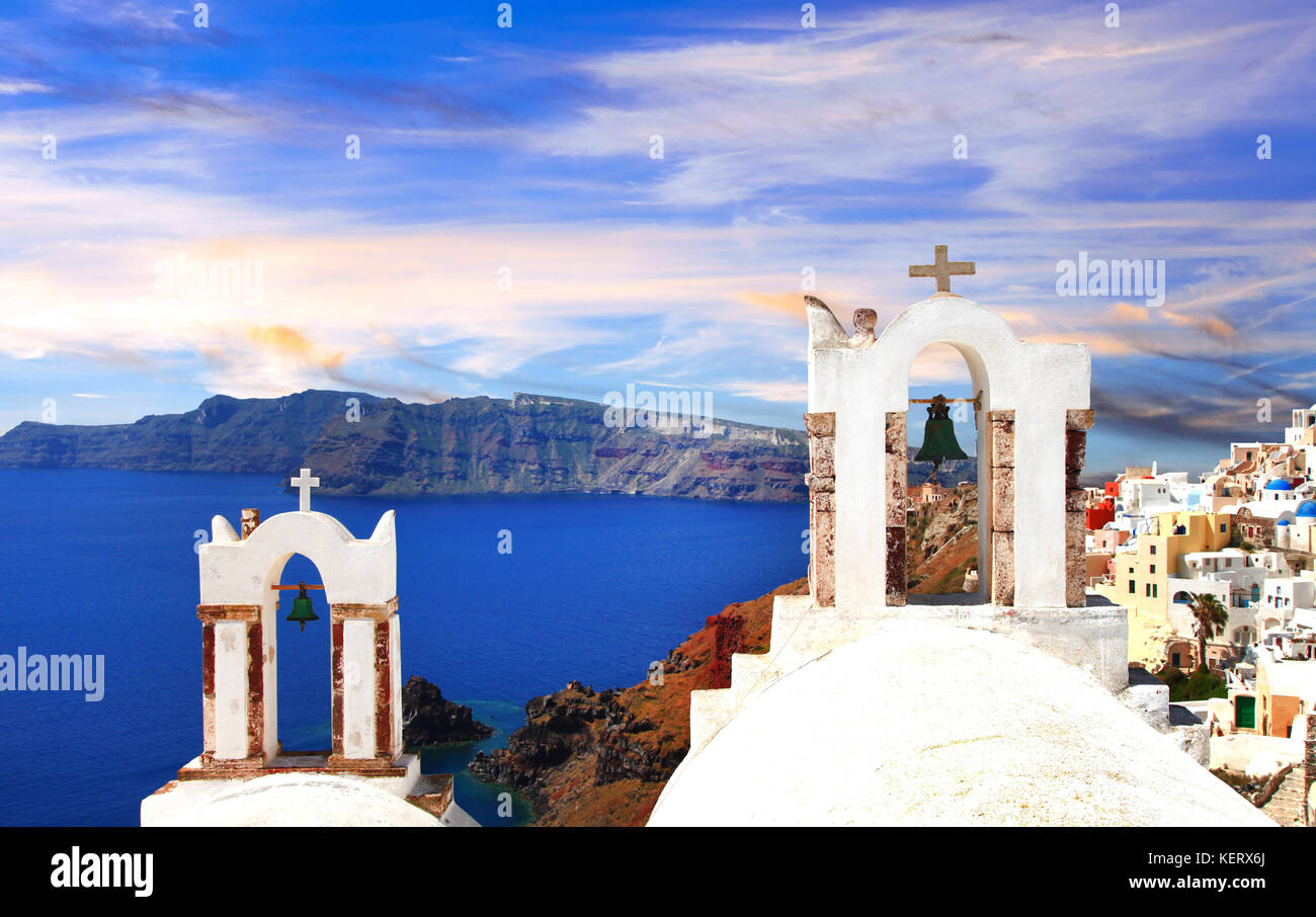 Traditionelle Griechenland - das Dorf Oia auf Santorini. Ansicht mit Kirchen und Caldera Stockfoto