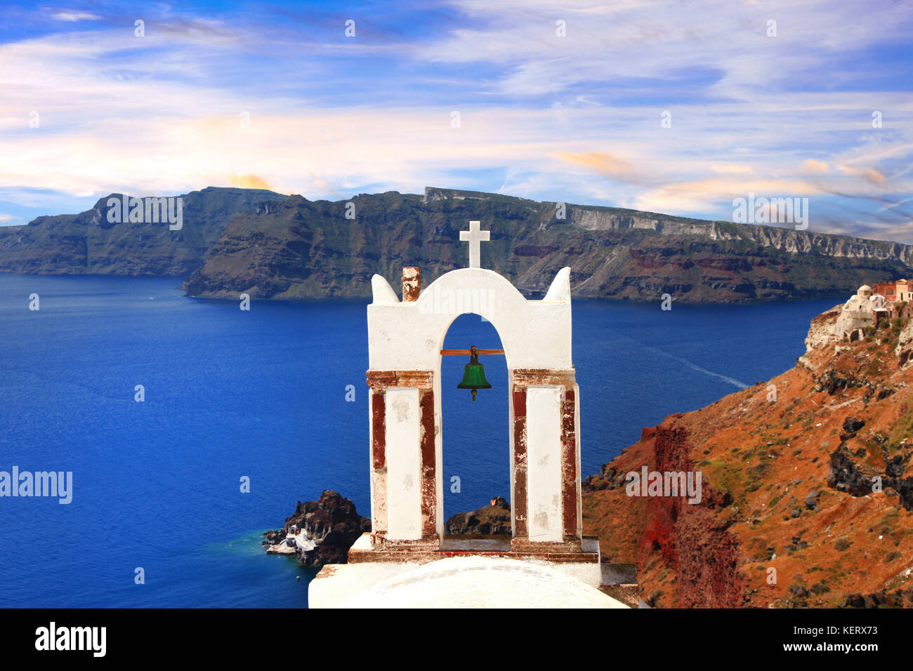 Traditionelle Griechenland - das Dorf Oia auf Santorini. Ansicht mit Kirchen und Caldera Stockfoto