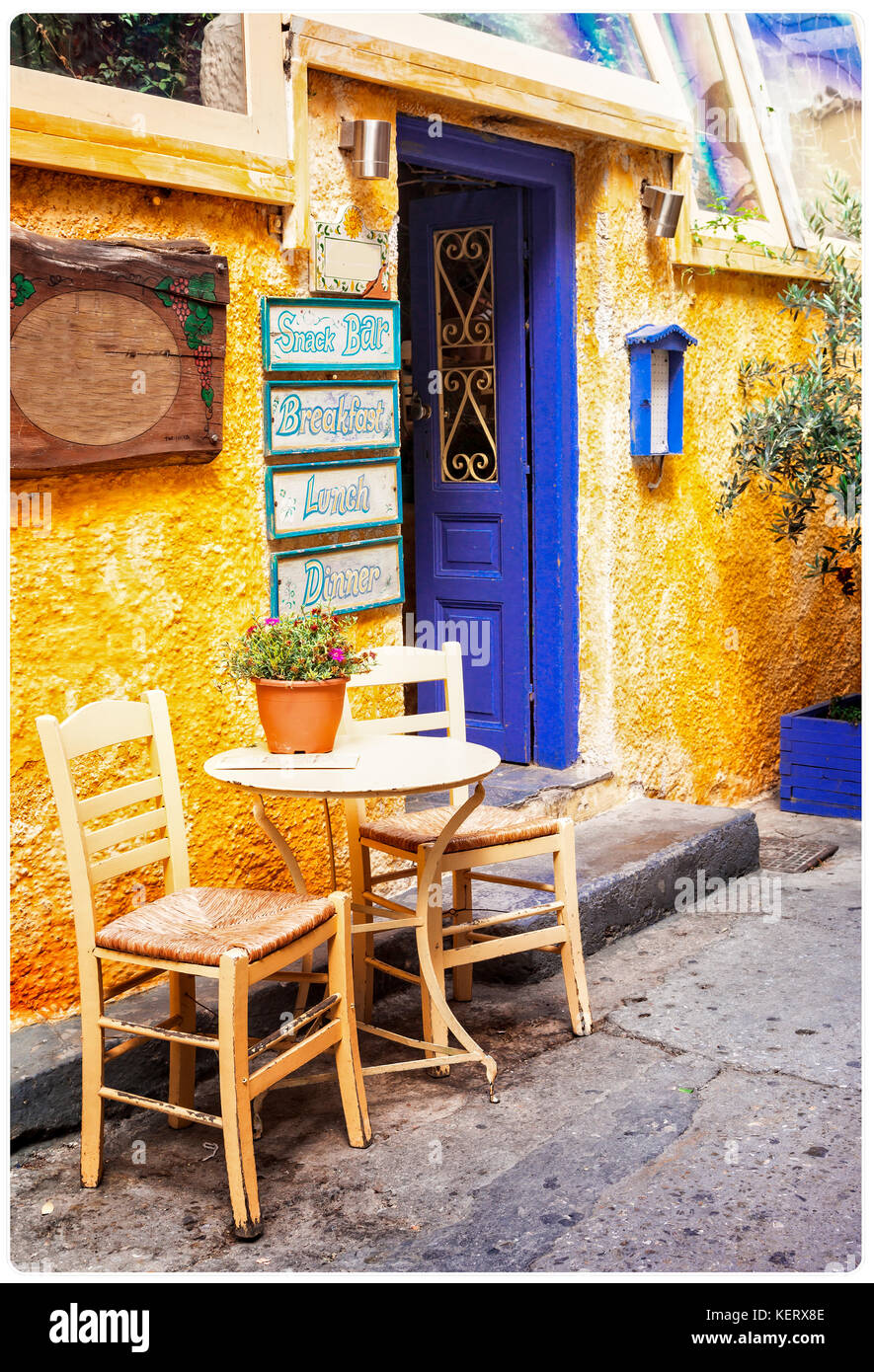 Alten Straßen von Griechenland, alte Taverne und Blumenschmuck, Naxos. Stockfoto