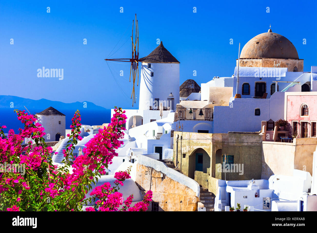 Schöne Insel Santorini, viiew mit traditionellen Häusern, Windmühle und Kuppel, Kykladen, Griechenland. Stockfoto