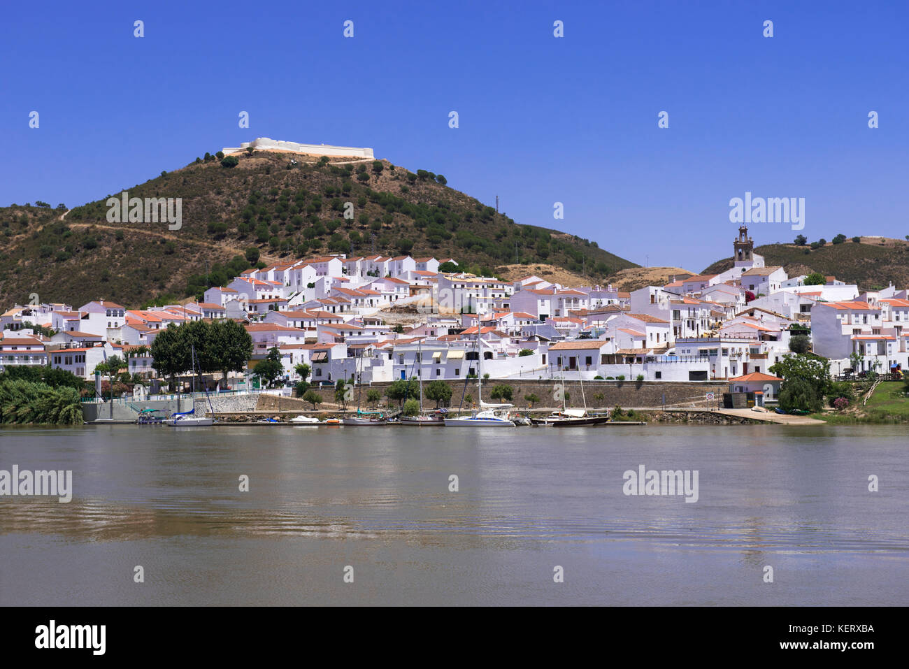 Kleine spanische Stadt Sanlúcar de Guadiana aus über den Fluss Guadiana in Aljezur Portugal Stockfoto