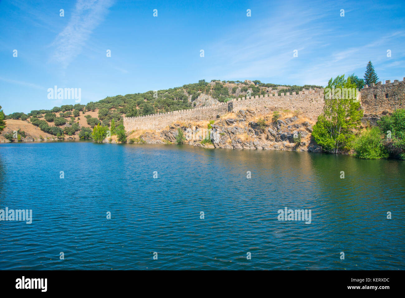 Fluss Lozoya und der Stadtmauer. Buitrago del Lozoya, Provinz Madrid, Spanien. Stockfoto