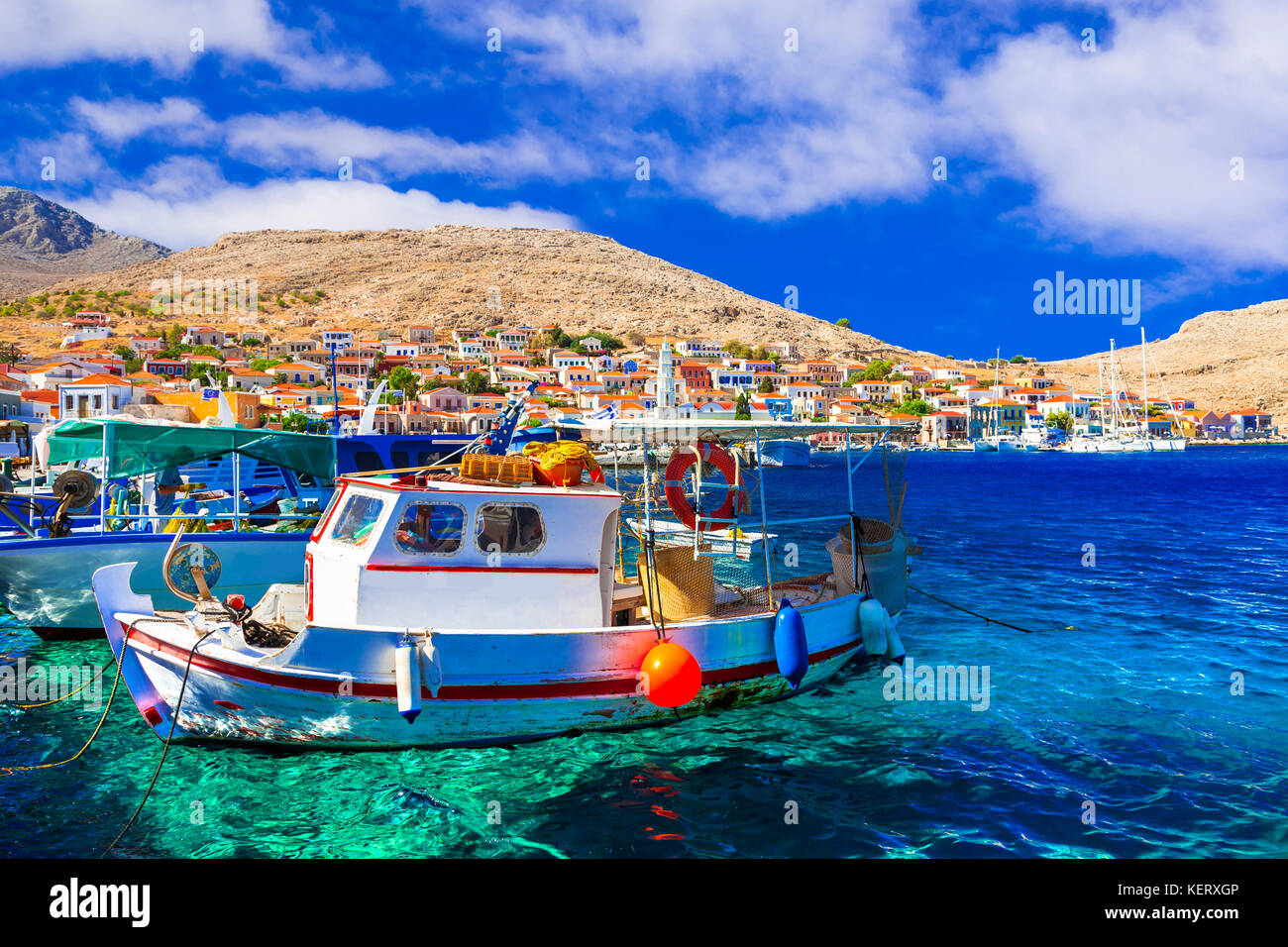 Beeindruckende chalki Insel, Ansicht mit Fischerboot und traditionelle Häuser, Griechenland. Stockfoto