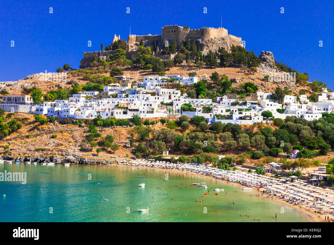 Lindos Bay, mit Blick auf Schloss und Häuser, Insel Rhodos, Griechenland. Stockfoto