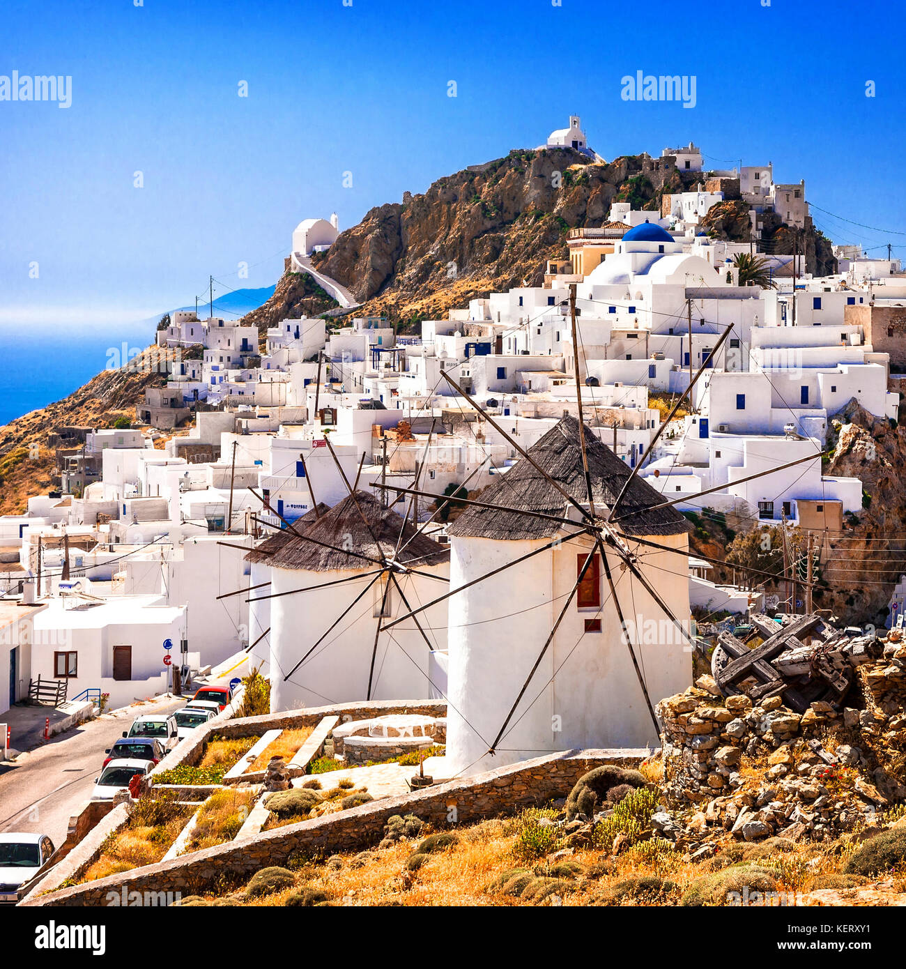 Traditionelle weiße Windmühlen und Häuser, Dorf Chora, Serifos, Griechenland. Stockfoto