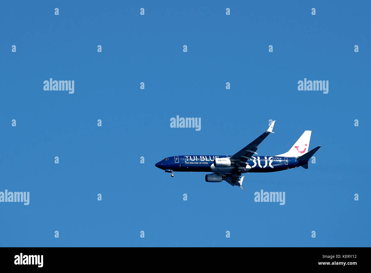 Ein Flugzeug der TUI Blue in der Luft bereitet sich auf die Landung vor, das Fahrgestell ist heruntergefahren und das Flugzeug befindet sich auf dem Flughafen Rhodos Stockfoto