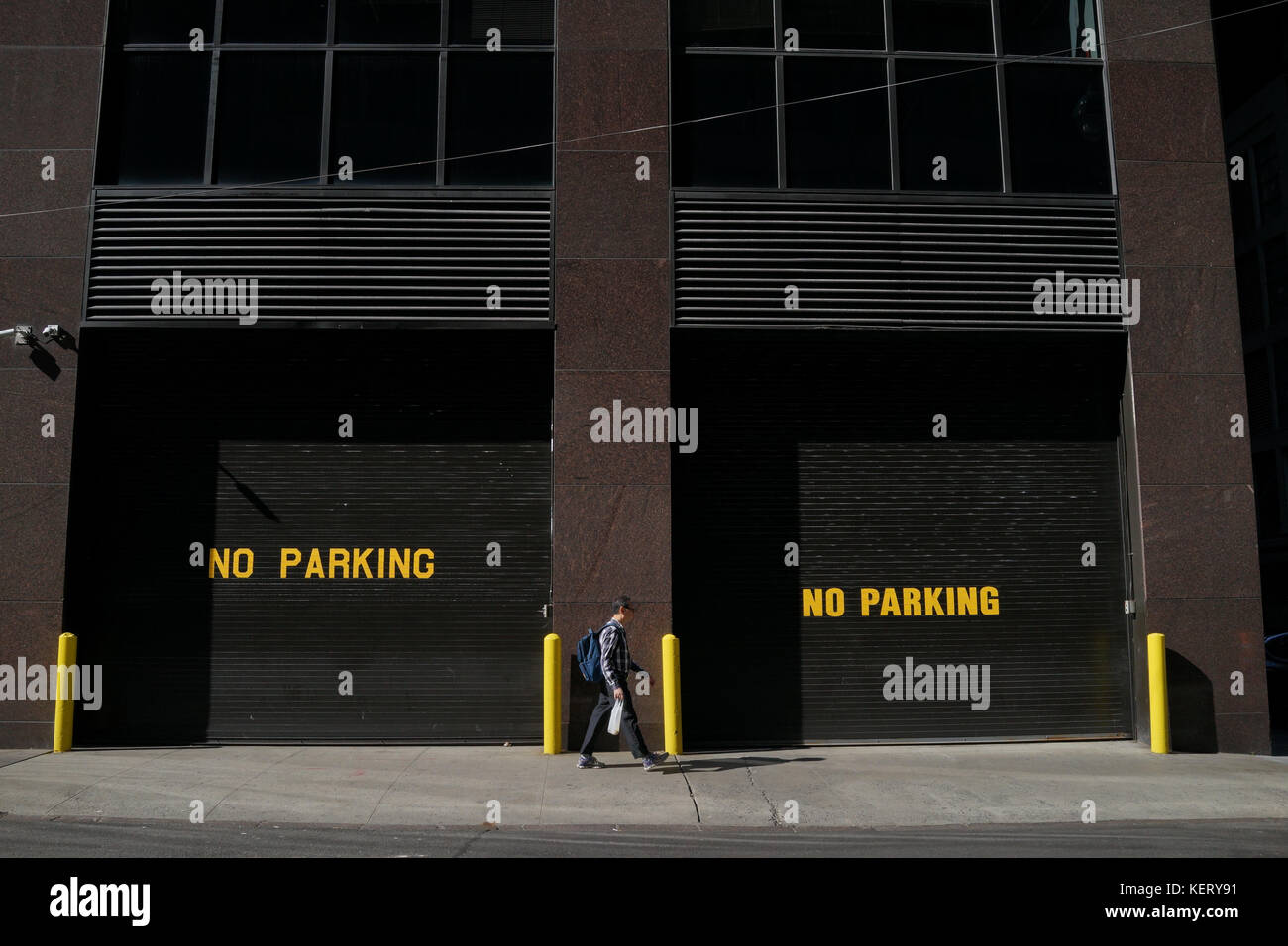 Kein Parkplatz Schilder an der Vanderbilt Avenue Garagen in new york city Stockfoto