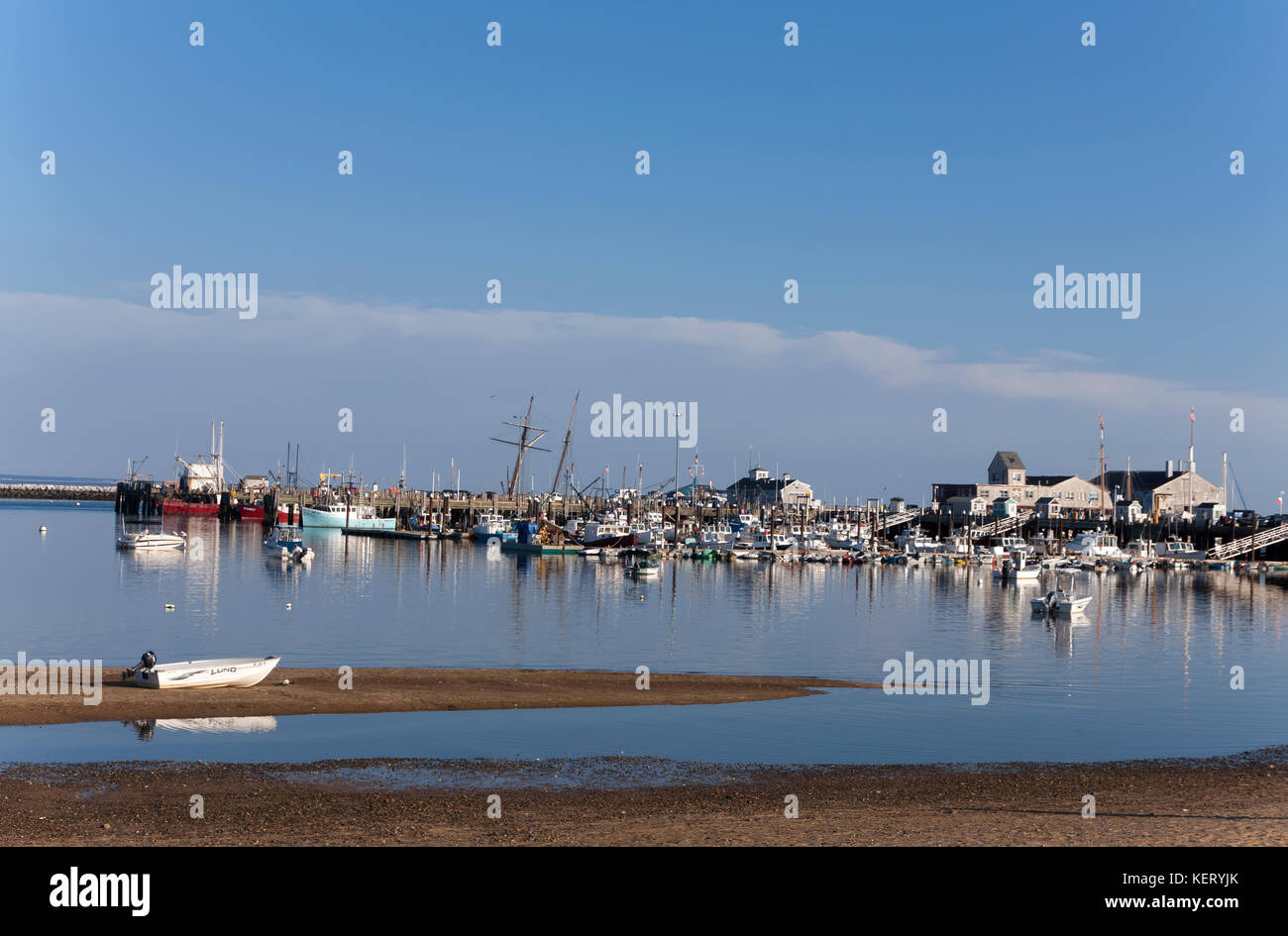 Boot bei Ebbe (und bei Flut) im Hafen - Bild 2 von 2 Fotos. Stockfoto