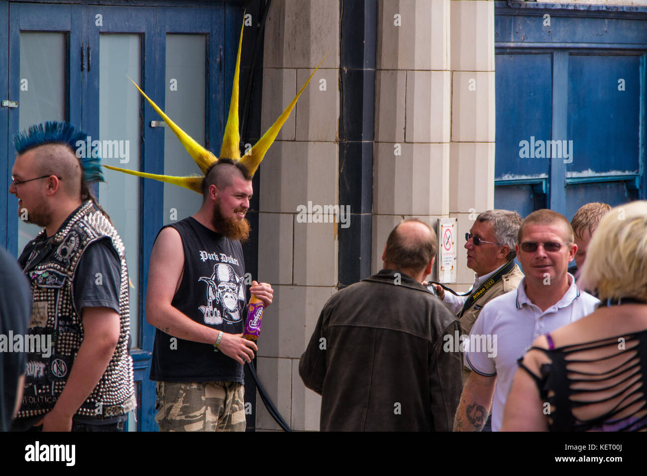 Punk mit pfennigabsatz mohican Haarschnitt an der Rebellion Festival in Blackpool. Die Rebellion Festival hat im Winter Gardens seit über 10 Jahren statt. Stockfoto